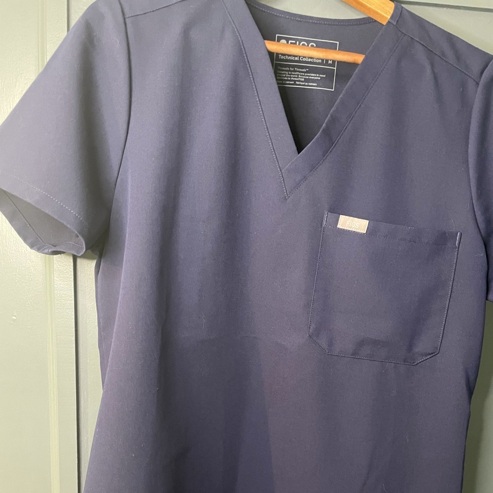 Figs Navy, M Catarina 1 pocket Scrub top.